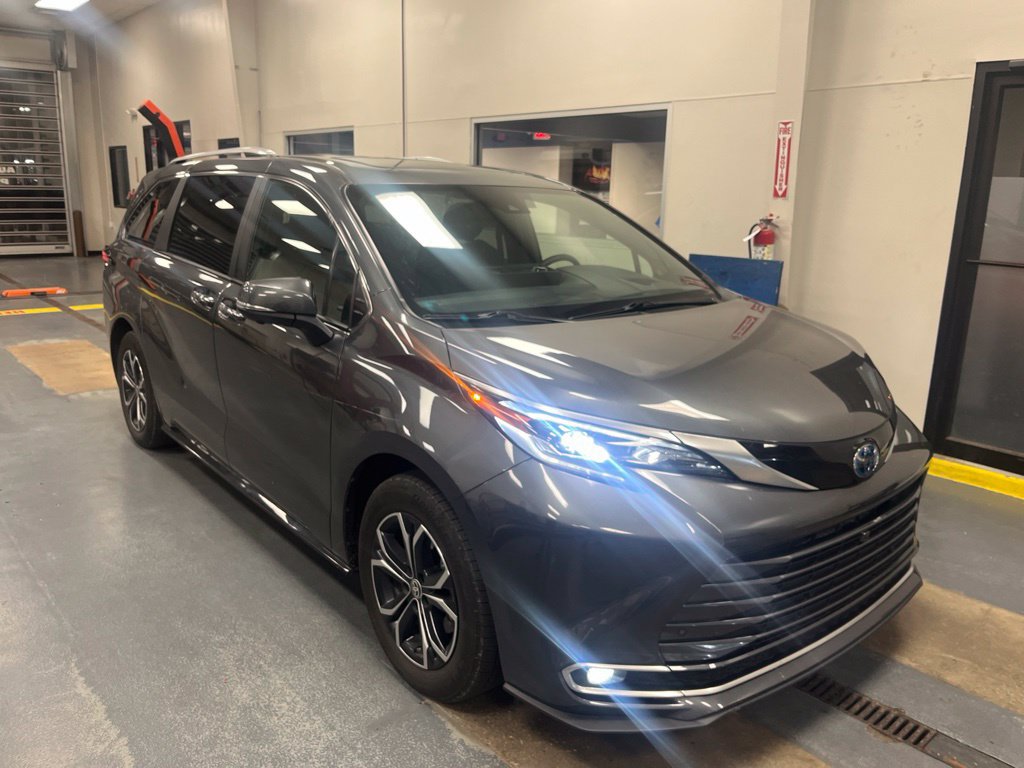 Used 2025 Toyota Sienna Platinum AWD/4WD image 1