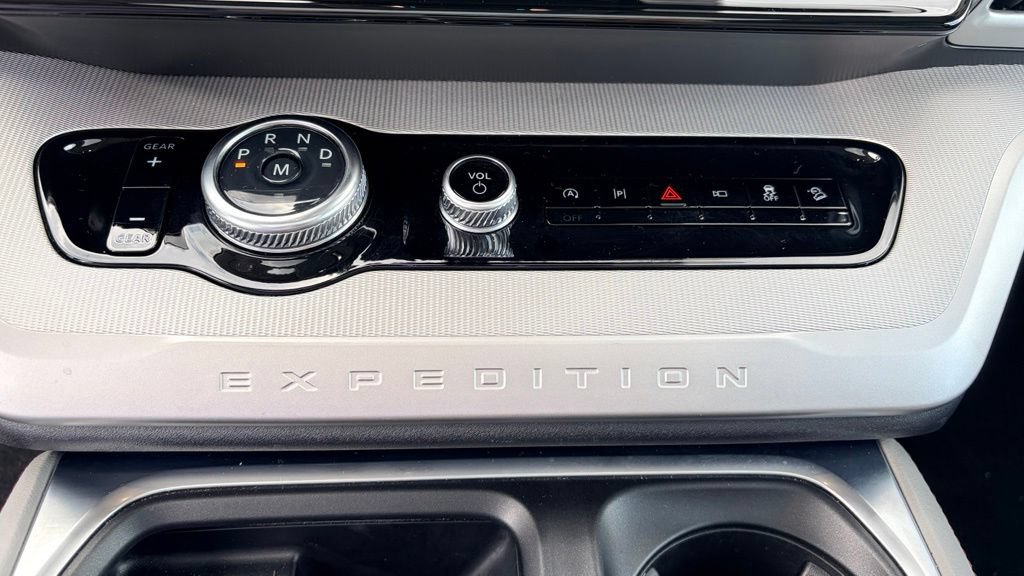 Certified 2025 Ford Expedition Active AWD/4WD image 9