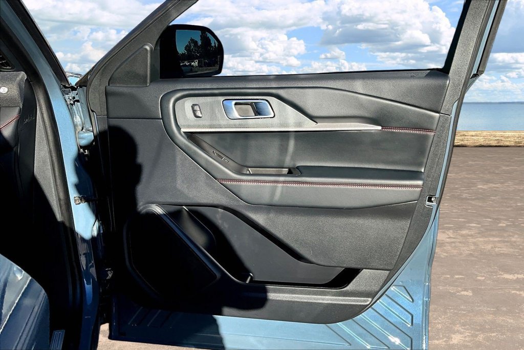 Certified 2025 Ford Explorer ST-Line w/ Premium Package AWD/4WD image 31
