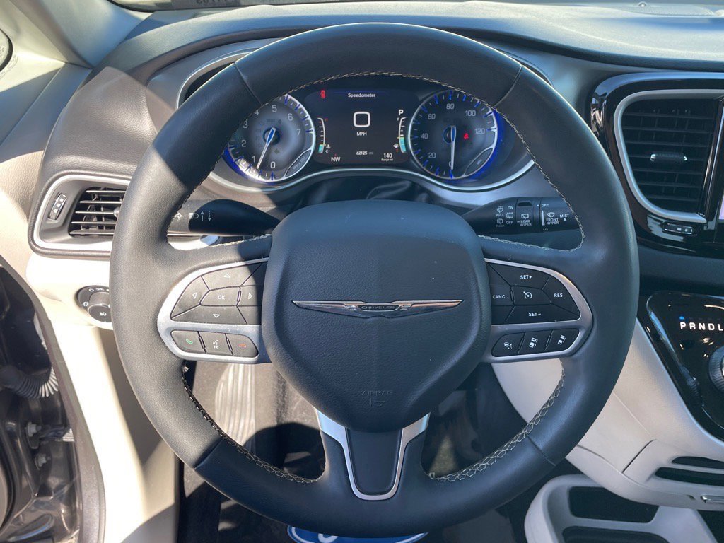 Used 2022 Chrysler Pacifica Touring-L image 17
