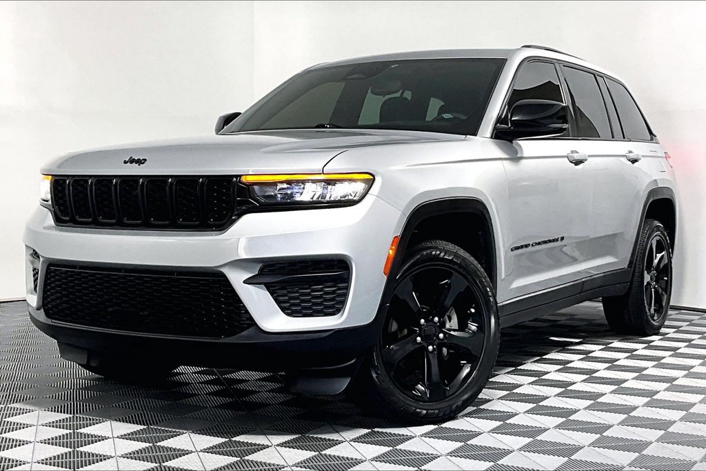 Used 2023 Jeep Grand Cherokee Altitude AWD/4WD image 2