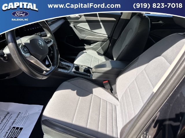 Used 2025 Volkswagen Jetta SE FWD image 19