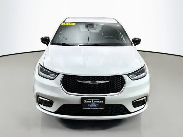 Used 2025 Chrysler Pacifica Select FWD image 2