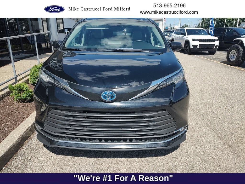 Used 2022 Toyota Sienna XLE FWD image 2