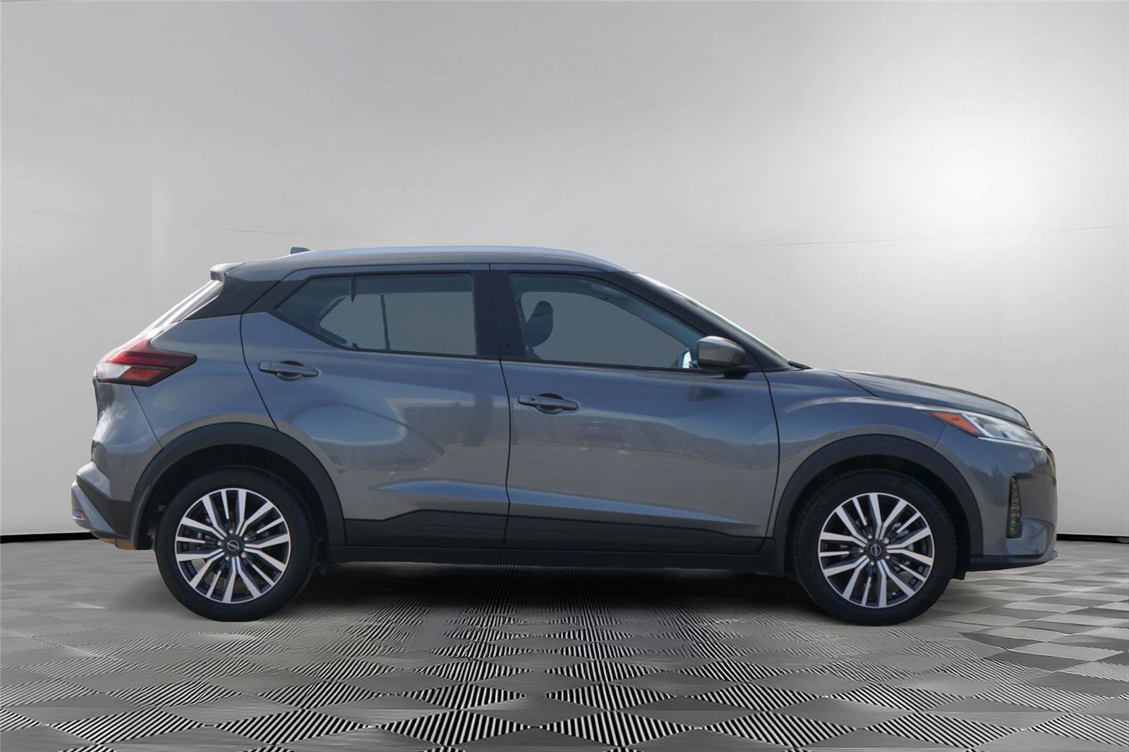 Used 2024 Nissan Kicks SV FWD image 4