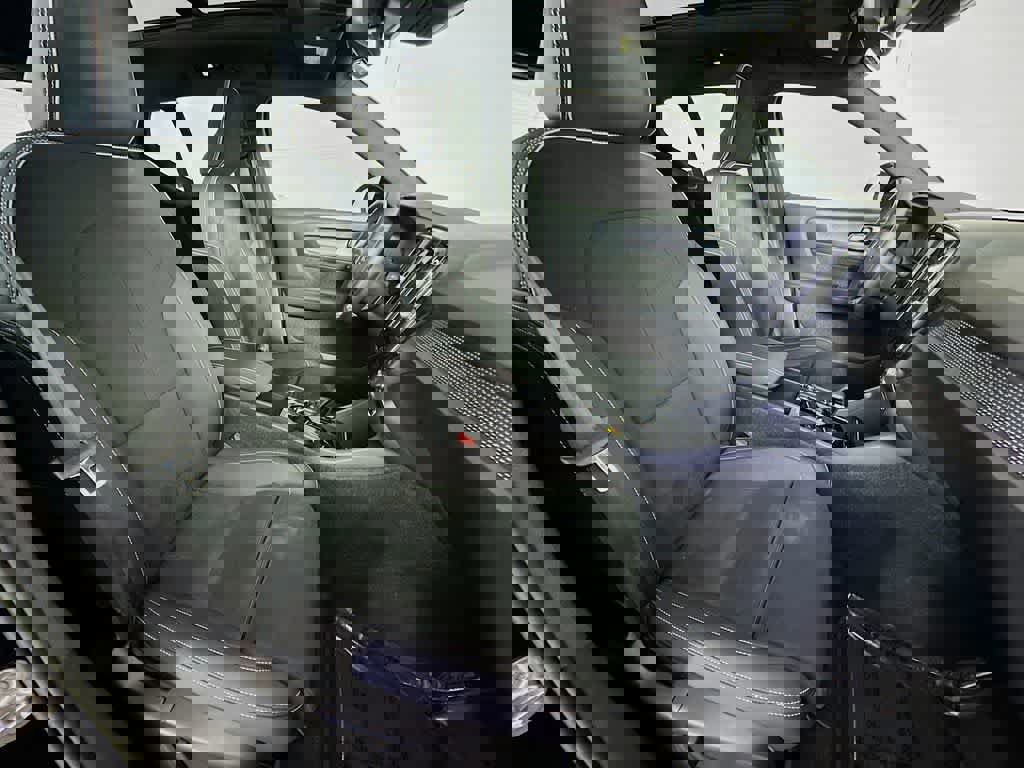 Used 2023 Volvo XC40 B5 Plus image 18