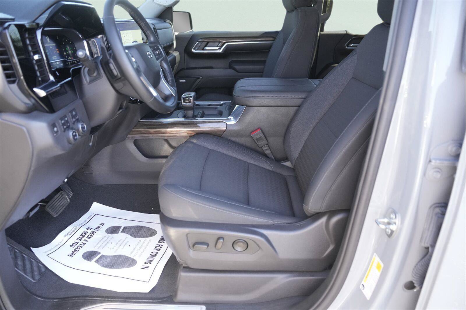 Used 2024 Chevrolet Silverado 1500 LT Trail Boss w/ Convenience Package II AWD/4WD image 9
