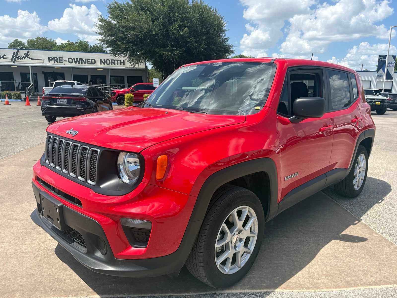 Used 2023 Jeep Renegade Latitude AWD/4WD image 9