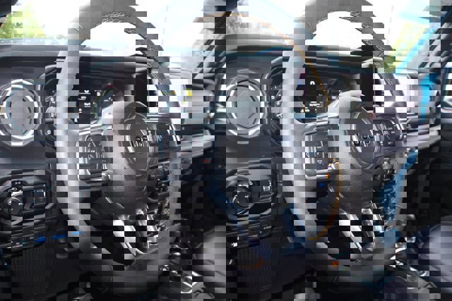 Used 2024 Jeep Wrangler Unlimited Sahara w/ Technology Group image 15