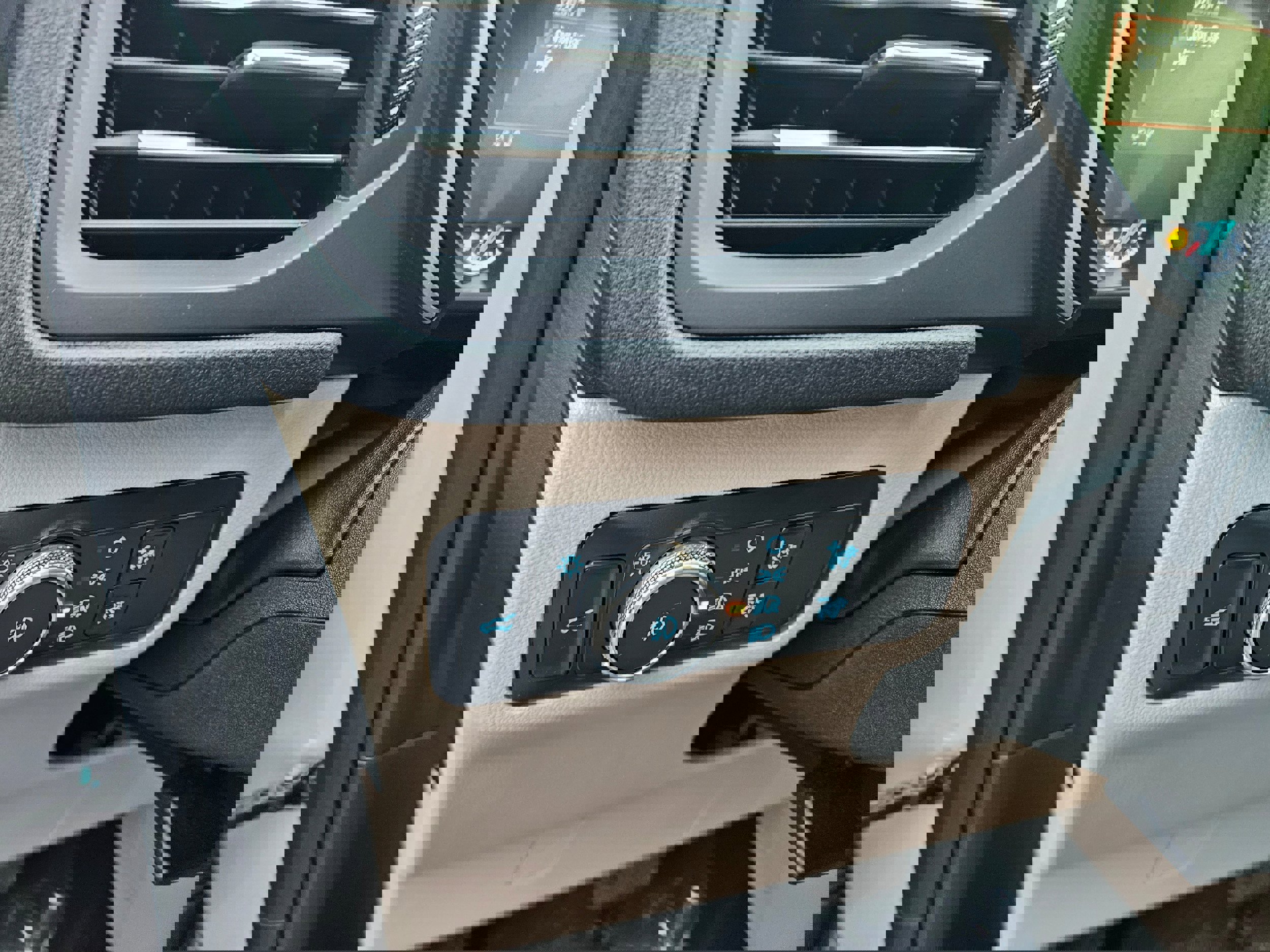 Certified 2020 Ford Escape SEL image 17