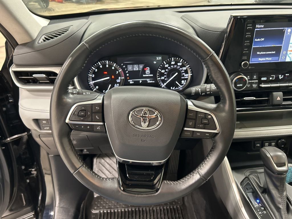 Used 2021 Toyota Highlander XLE AWD/4WD image 16