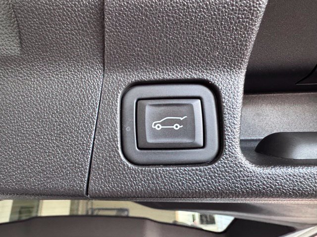 Used 2023 GMC Acadia SLT FWD image 25