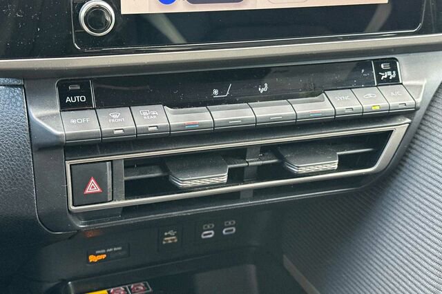 Used 2025 Toyota Camry SE image 17