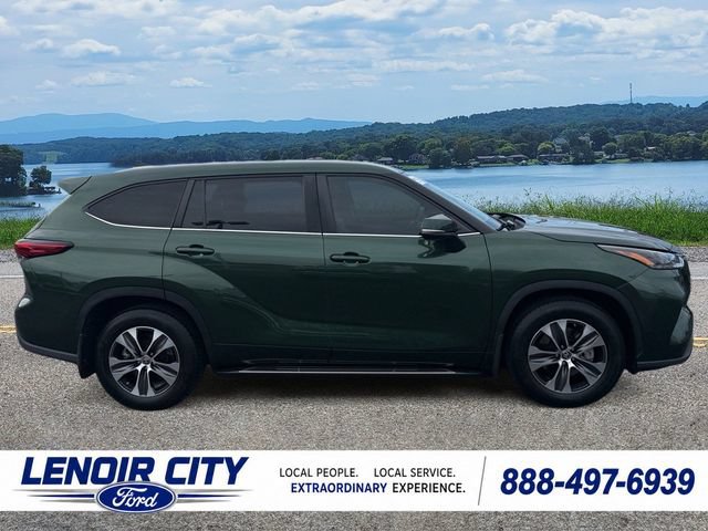 Used 2023 Toyota Highlander XLE AWD/4WD image 2