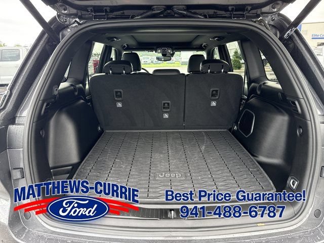 Used 2024 Jeep Grand Cherokee Limited w/ Black Appearance Package RWD image 12