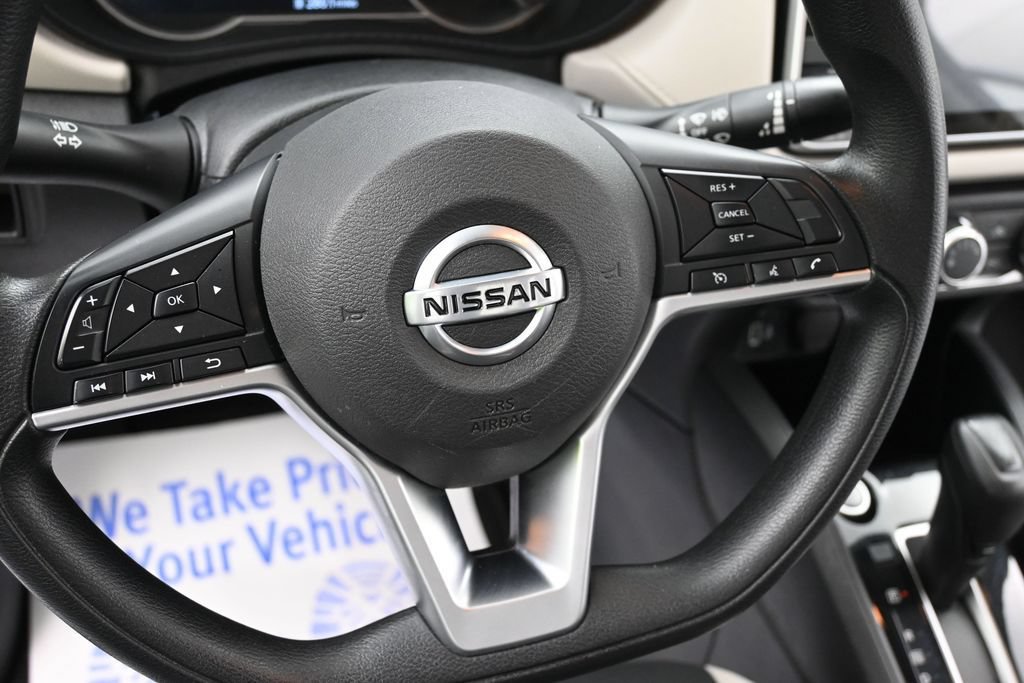 Used 2022 Nissan Versa SV FWD image 12