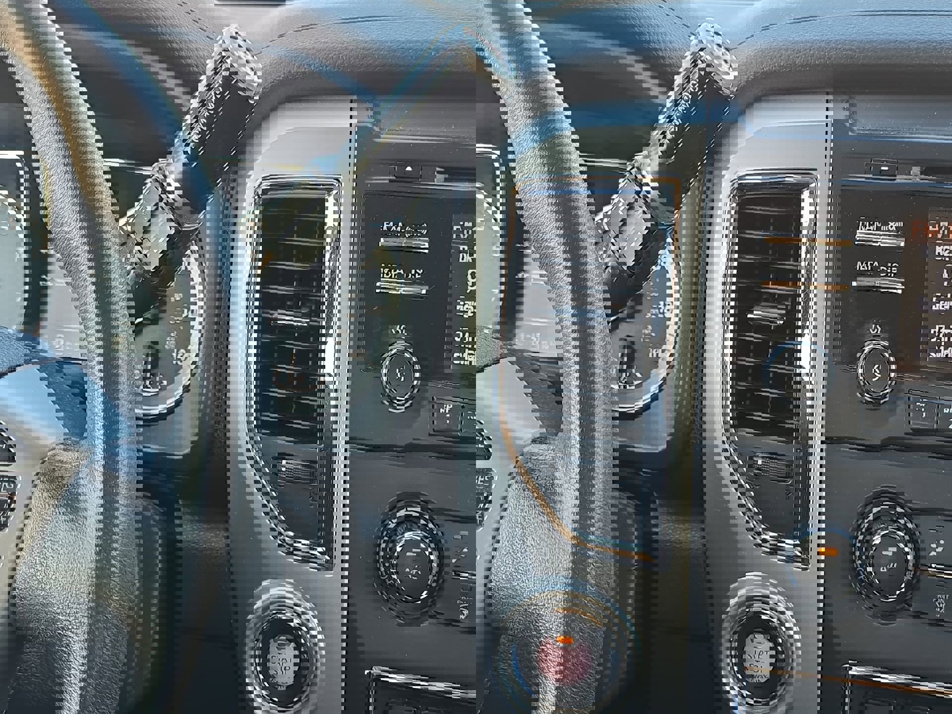 Used 2017 Nissan Titan SV image 18