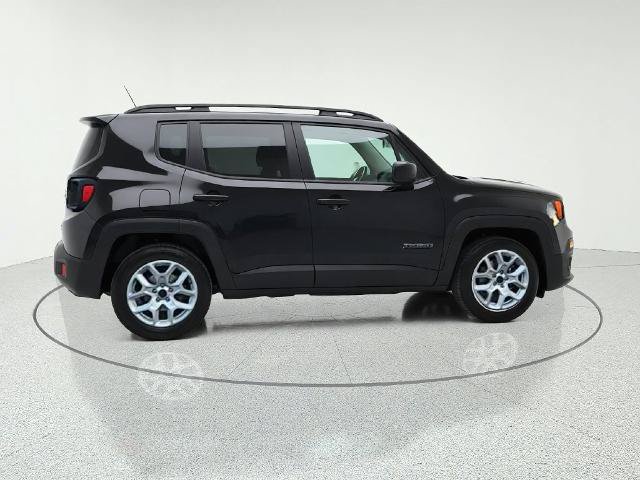 Used 2017 Jeep Renegade Latitude FWD image 4