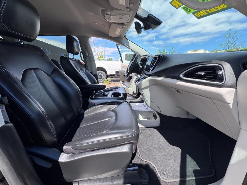 Used 2023 Chrysler Pacifica Touring-L FWD image 28