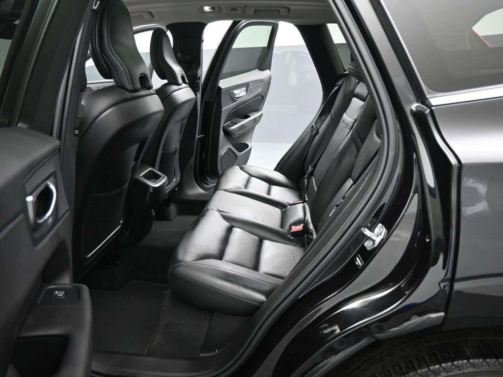 Used 2021 Volvo XC60 T5 Momentum w/ Premium Package image 46
