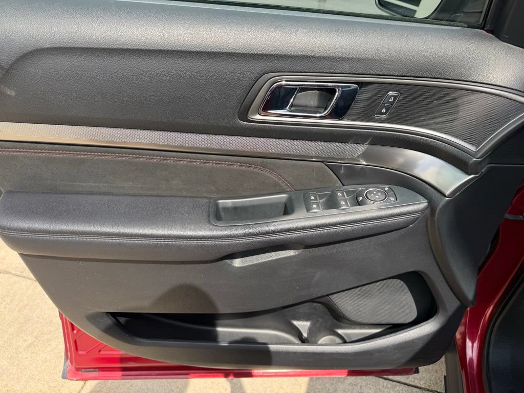Certified 2018 Ford Explorer XLT w/ Equipment Group 202A AWD/4WD image 23