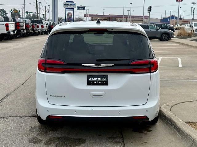 Used 2025 Chrysler Pacifica Select image 2