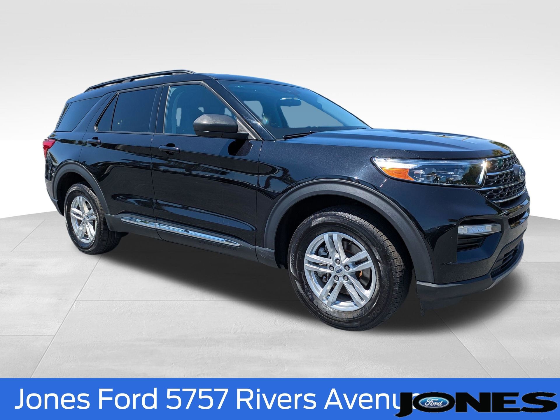 Certified 2023 Ford Explorer XLT w/ Equipment Group 202A AWD/4WD image 3