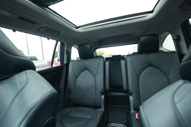 Used 2021 Toyota Highlander Platinum AWD/4WD image 22