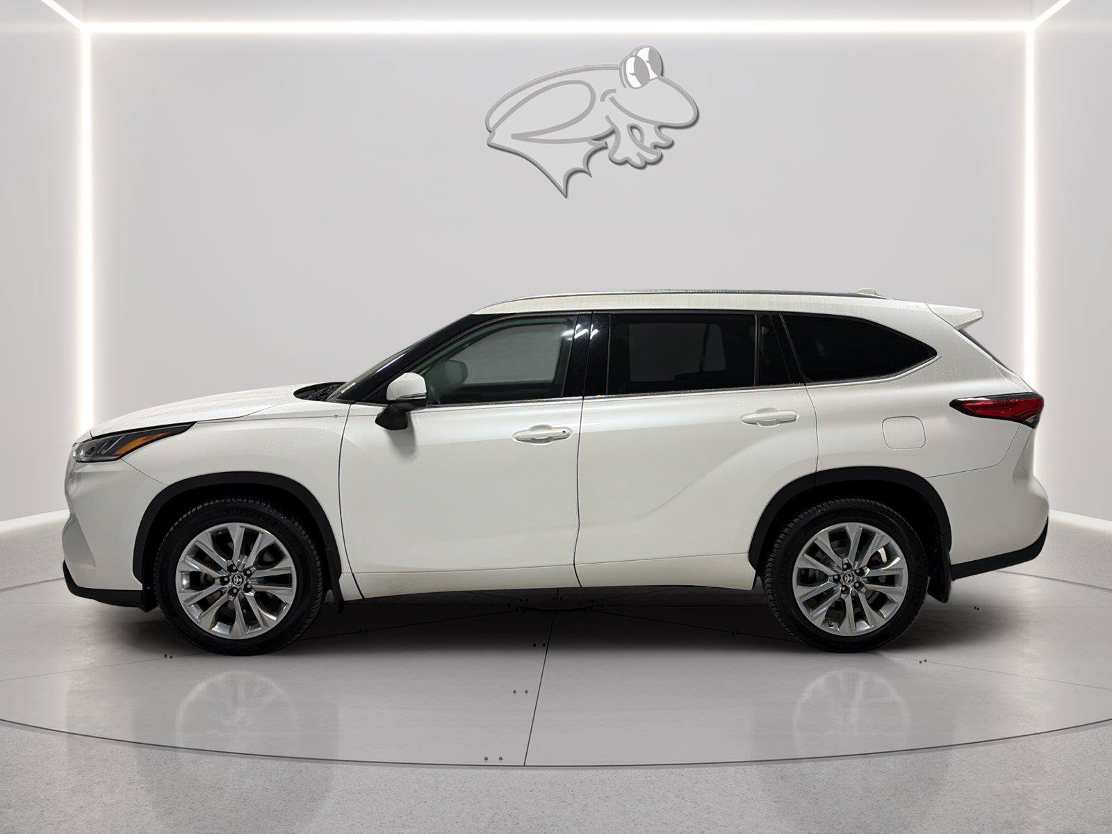 Used 2021 Toyota Highlander Limited AWD/4WD image 2