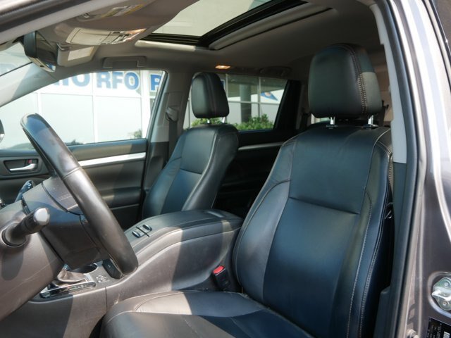Used 2019 Toyota Highlander XLE AWD/4WD image 11