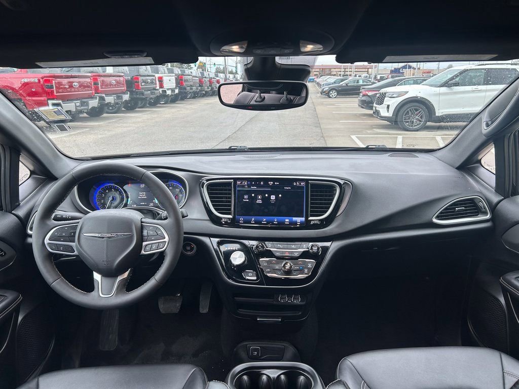 Used 2025 Chrysler Pacifica Select image 31