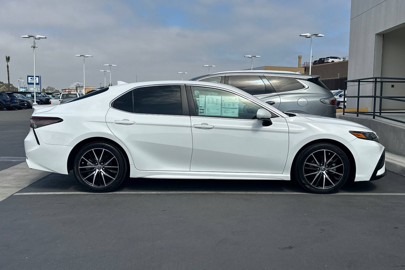 Used 2021 Toyota Camry SE w/ Carpet Mat Package (TMS) FWD image 2