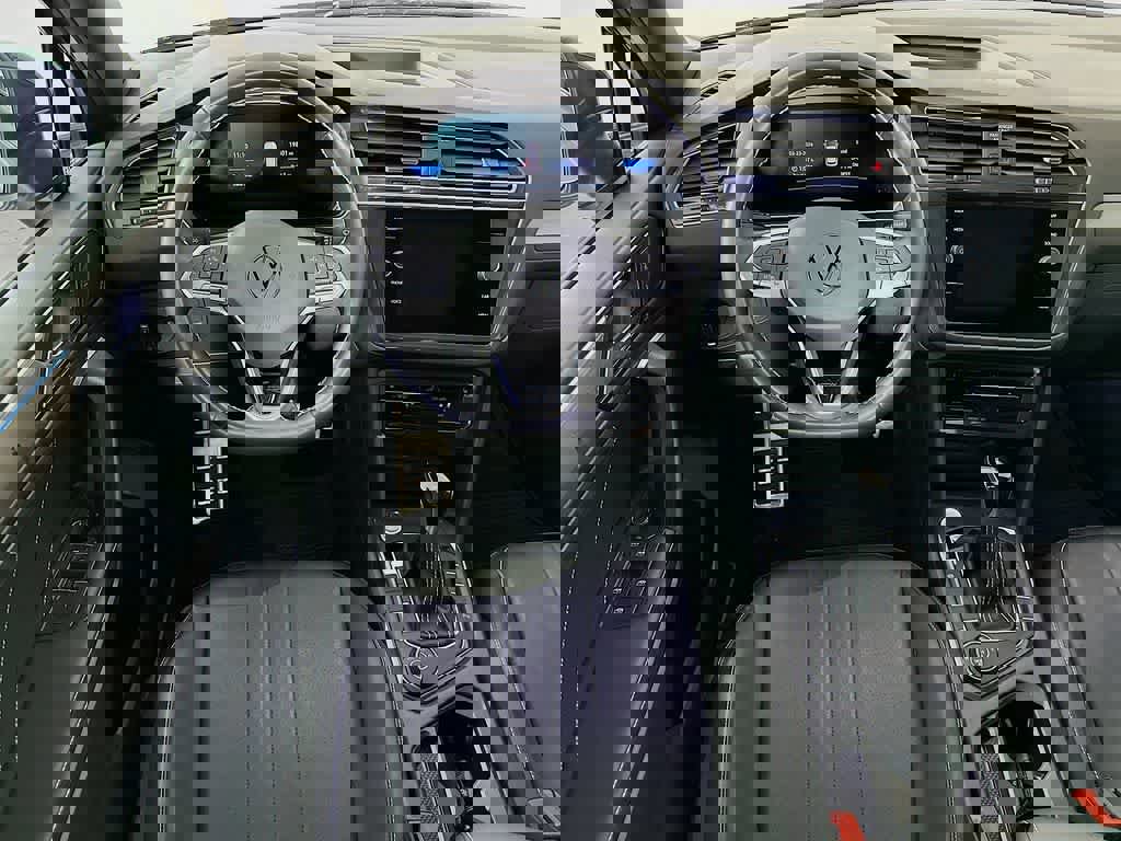 Used 2023 Volkswagen Tiguan SE R-Line image 14