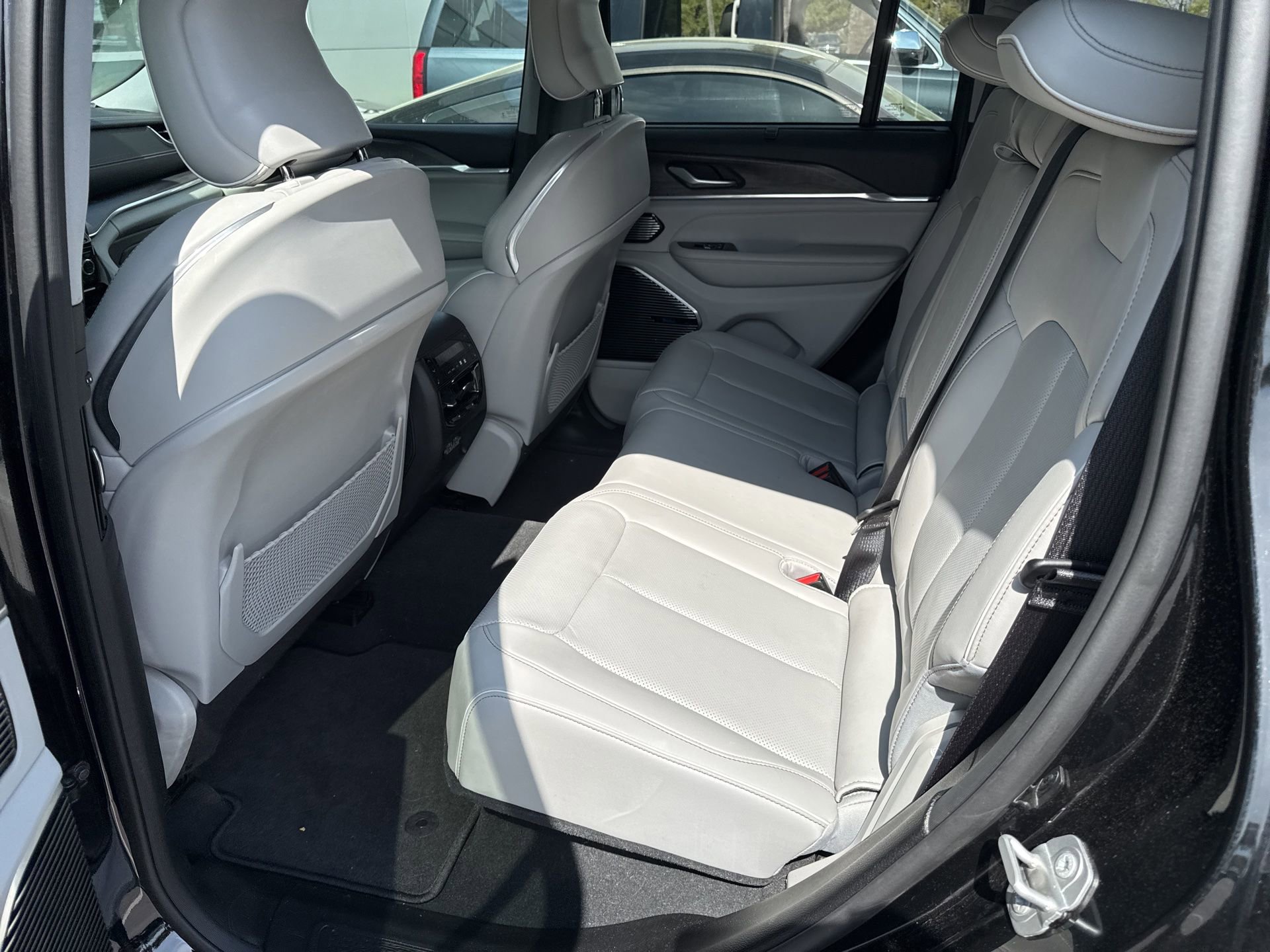 Used 2022 Jeep Grand Cherokee Overland w/ Luxury Tech Group IV image 12