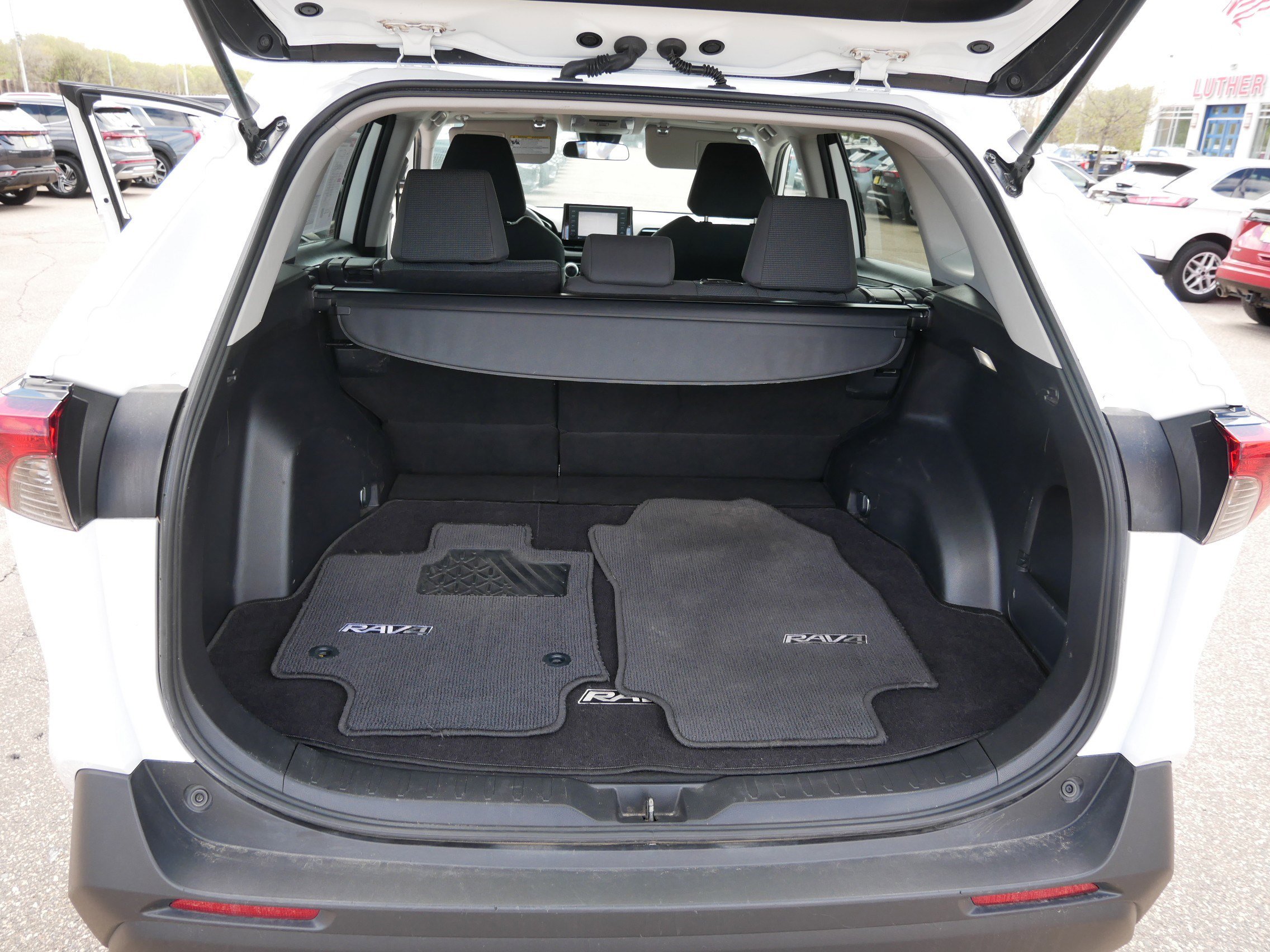 Used 2022 Toyota RAV4 LE w/ Carpet Mat Package (TMS) AWD/4WD image 18