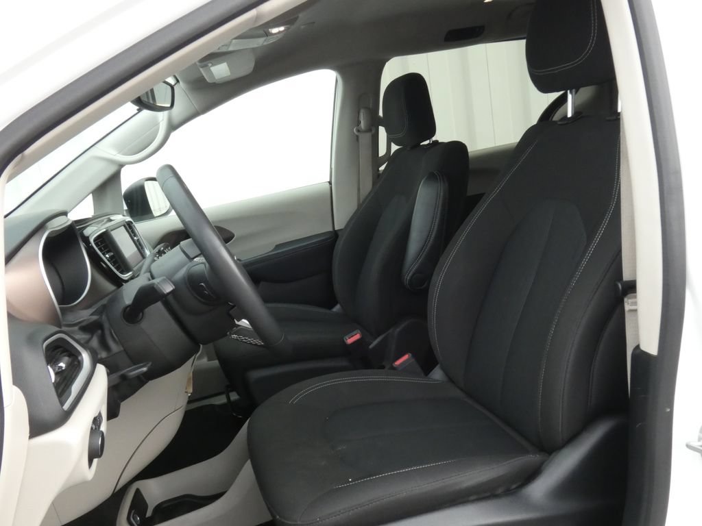 Used 2023 Chrysler Voyager LX FWD image 5
