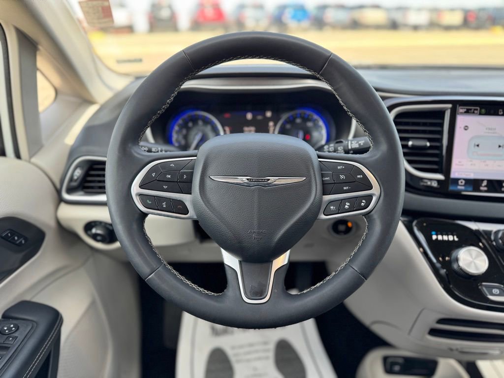 Used 2023 Chrysler Pacifica Touring-L image 16