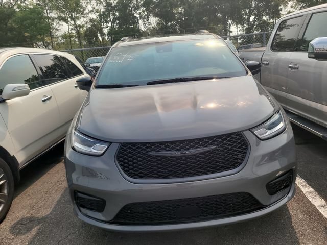 Used 2025 Chrysler Pacifica Limited FWD image 2