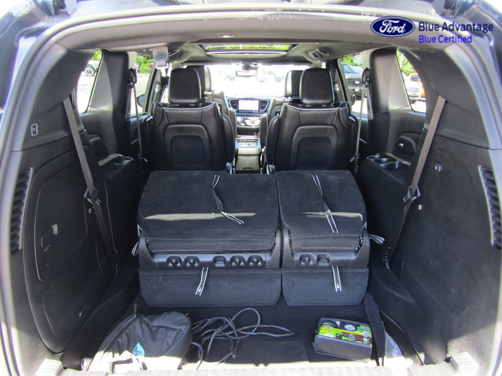 Used 2022 Chrysler Pacifica Limited w/ Uconnect Theater Family Group FWD image 10