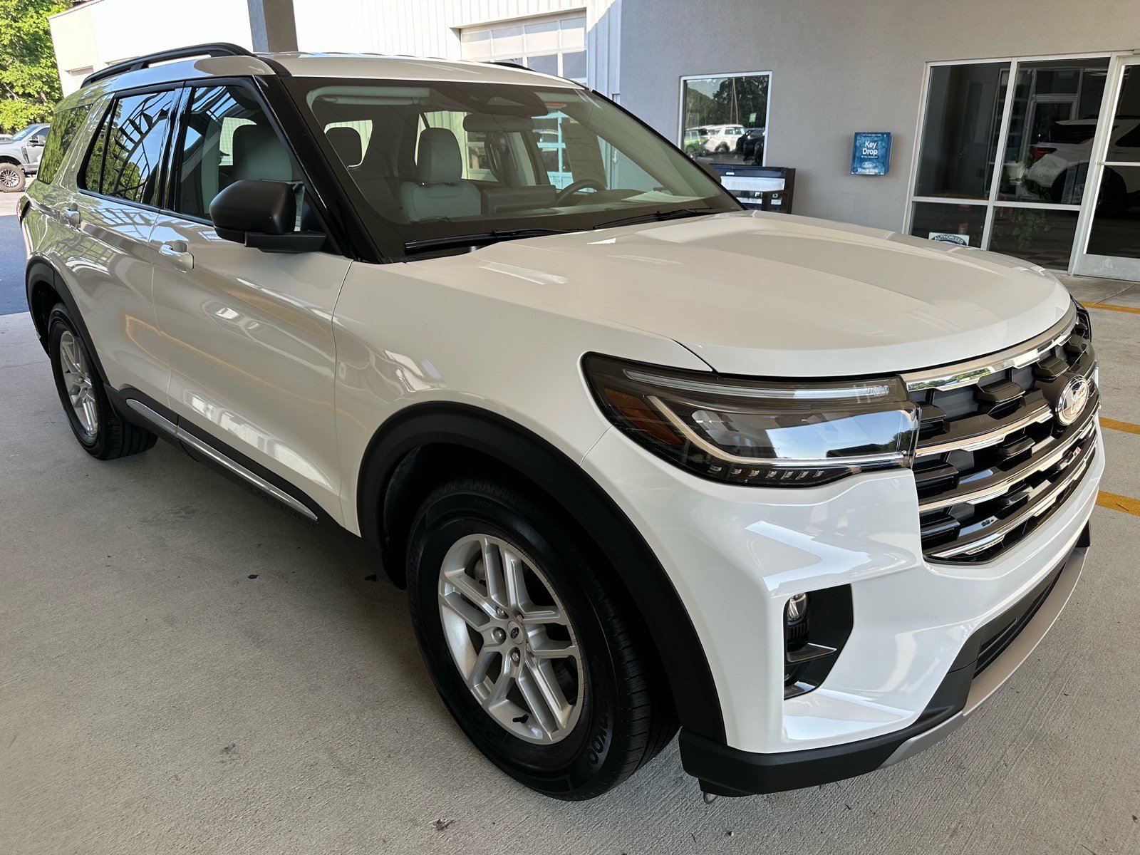 Certified 2025 Ford Explorer Active w/ Active Comfort Package RWD image 8
