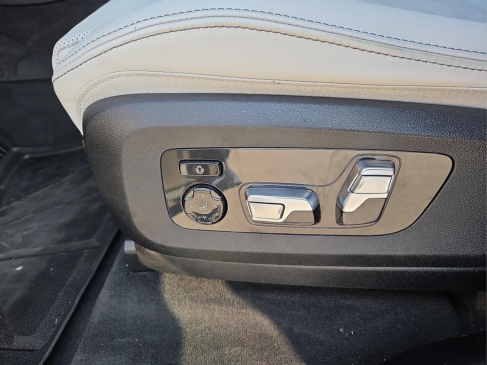 Used 2024 BMW X7 xDrive40i AWD/4WD image 16