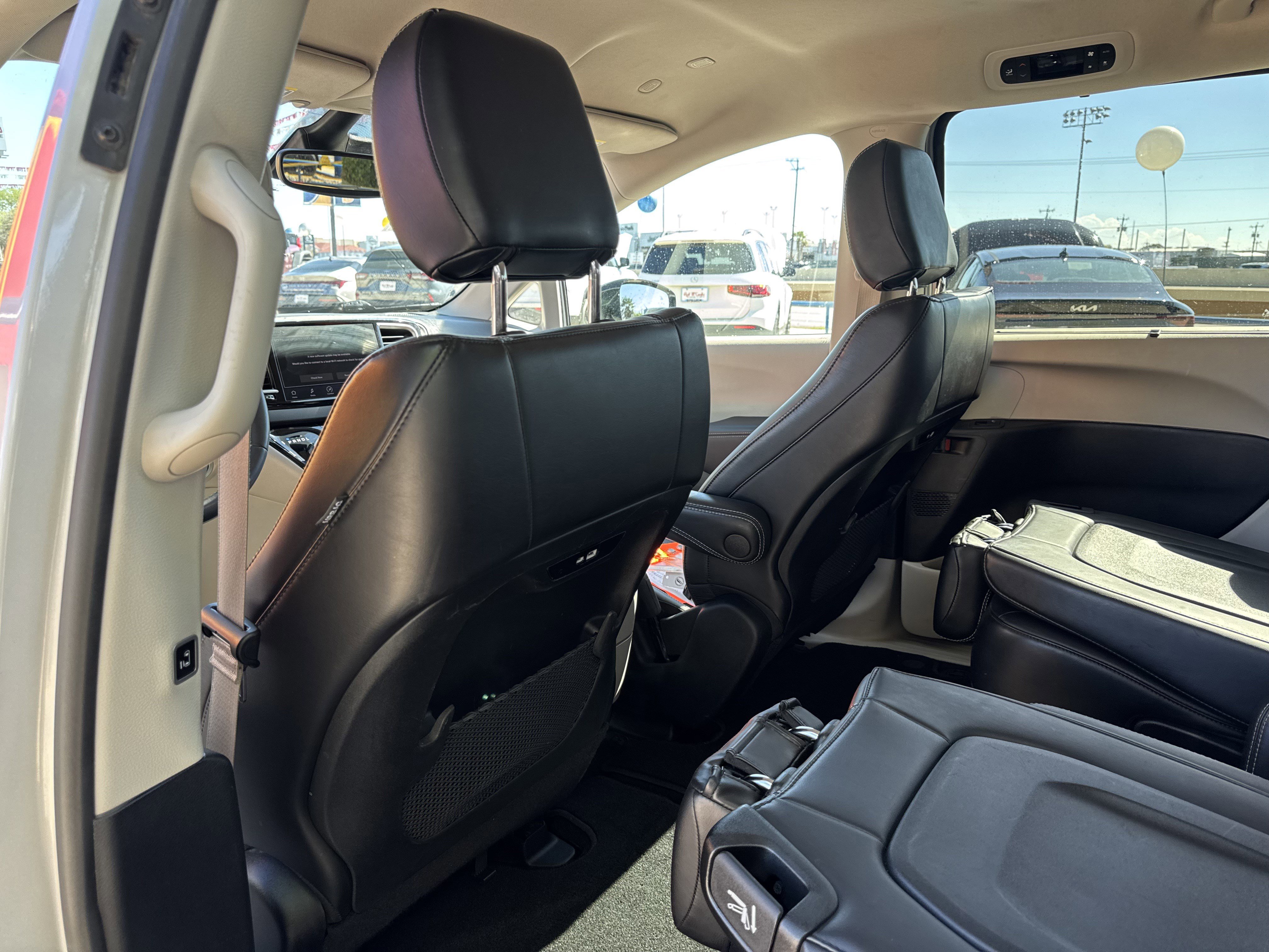 Used 2024 Chrysler Pacifica Touring-L image 13