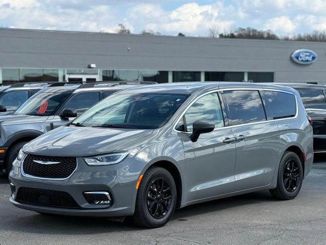 Used 2023 Chrysler Pacifica Touring-L video 3