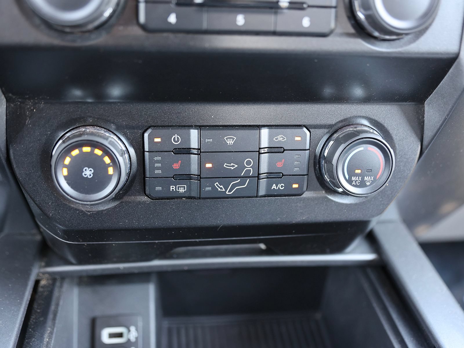 Certified 2019 Ford F250 XLT w/ XLT Premium Package AWD/4WD image 29