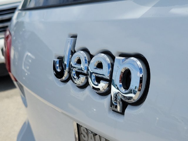 Used 2018 Jeep Grand Cherokee Laredo RWD image 8