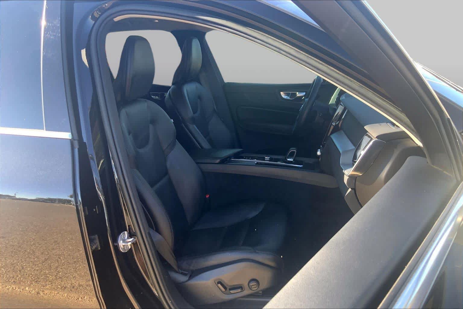 Used 2023 Volvo XC60 B5 Core w/ Climate Package FWD image 9