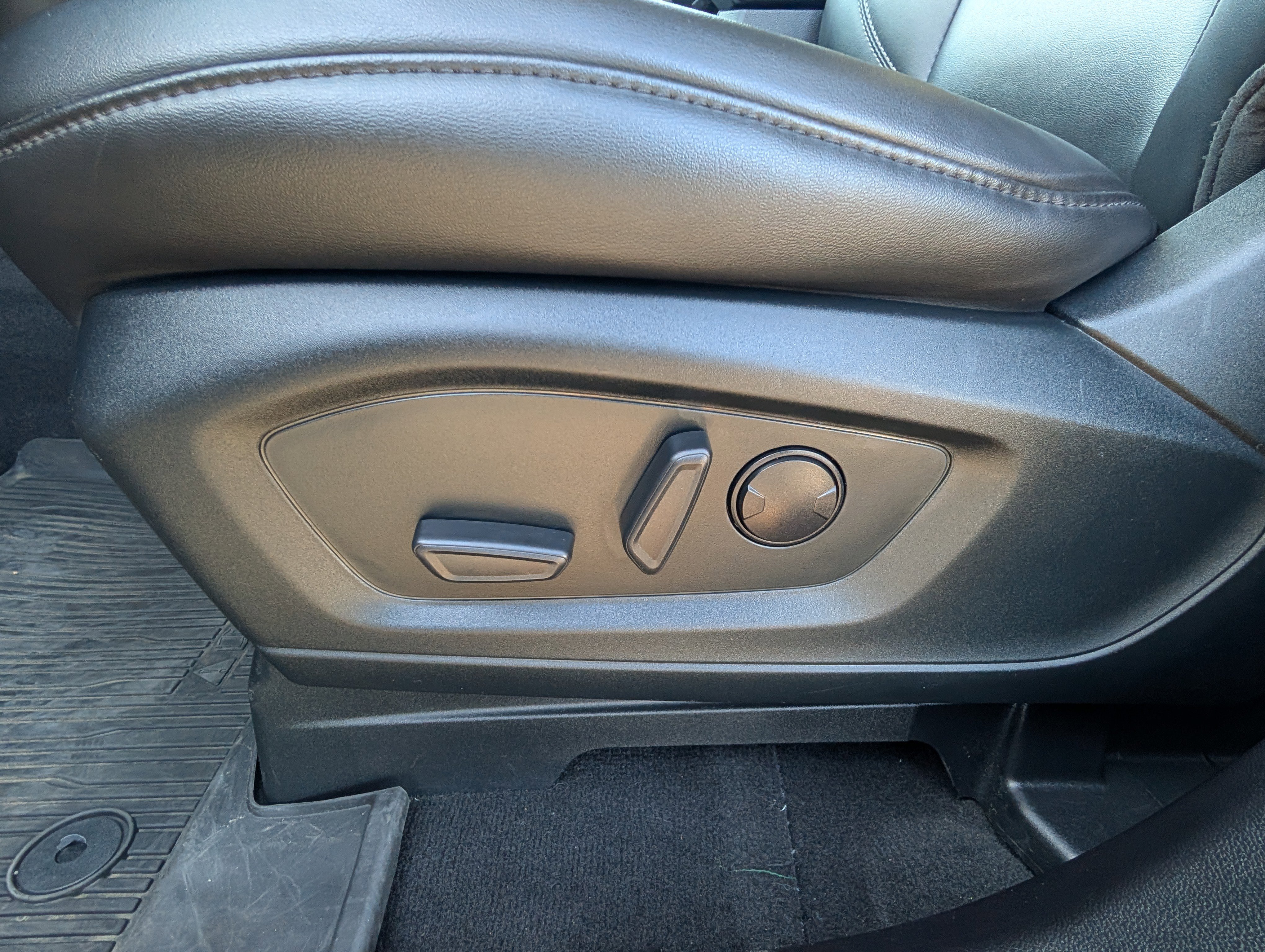 Certified 2022 Ford Explorer XLT w/ Equipment Group 202A image 21