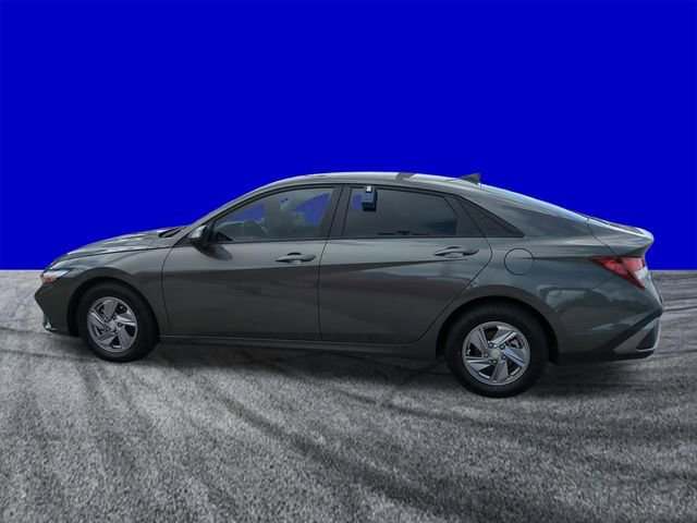 Used 2024 Hyundai Elantra SE image 2