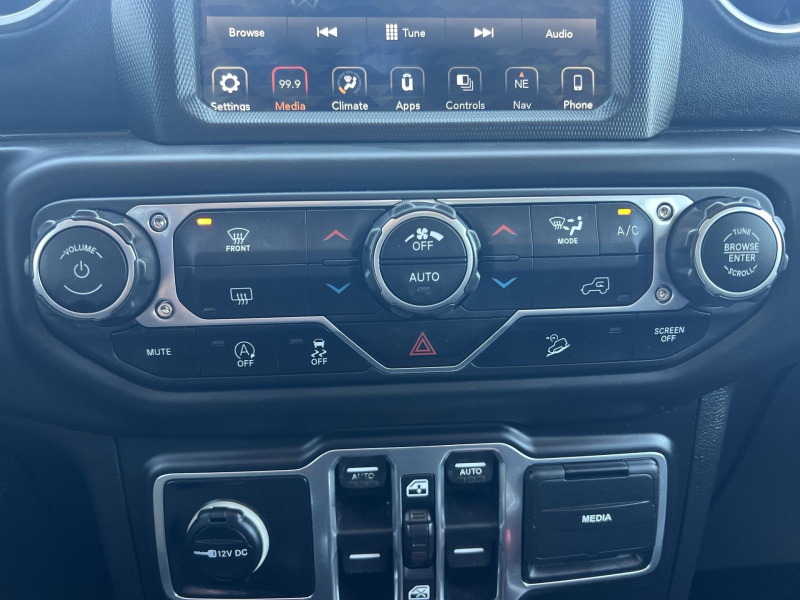 Used 2018 Jeep Wrangler Unlimited Sahara w/ Dual Top Group AWD/4WD image 28