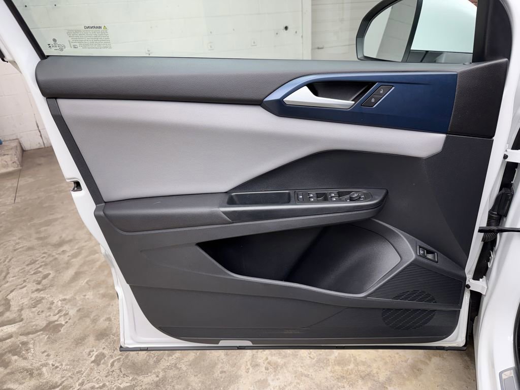 Used 2023 Volkswagen Taos SE w/ Panoramic Sunroof Package AWD/4WD image 10